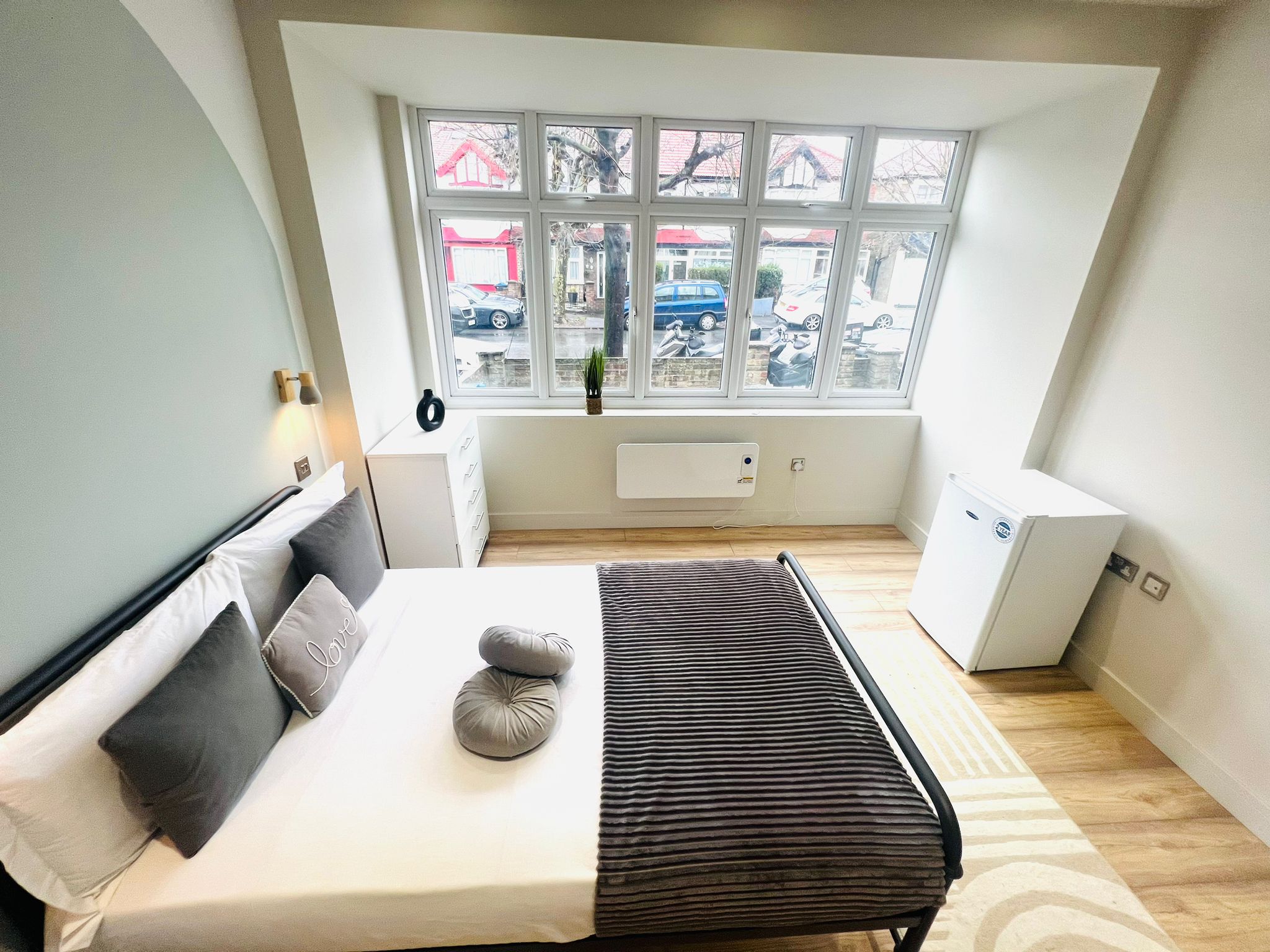 Modern Ensuite Room – Flat 1, 186 Manor Road, Mitcham, CR4 1JF 1