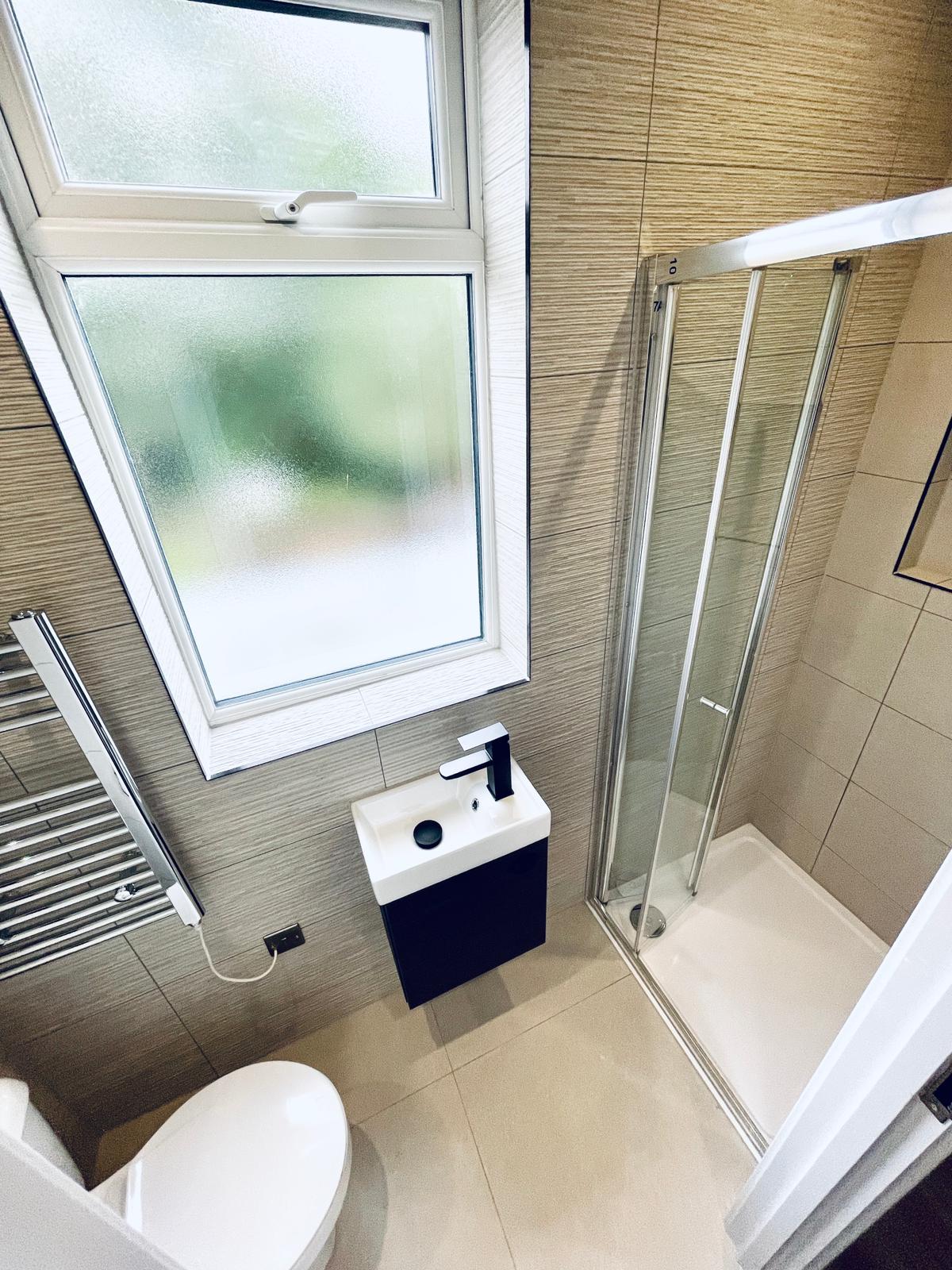 Spacious Ensuite Room – Flat 4, 296 Northborough Road, Streatham, SW16 4TT 2