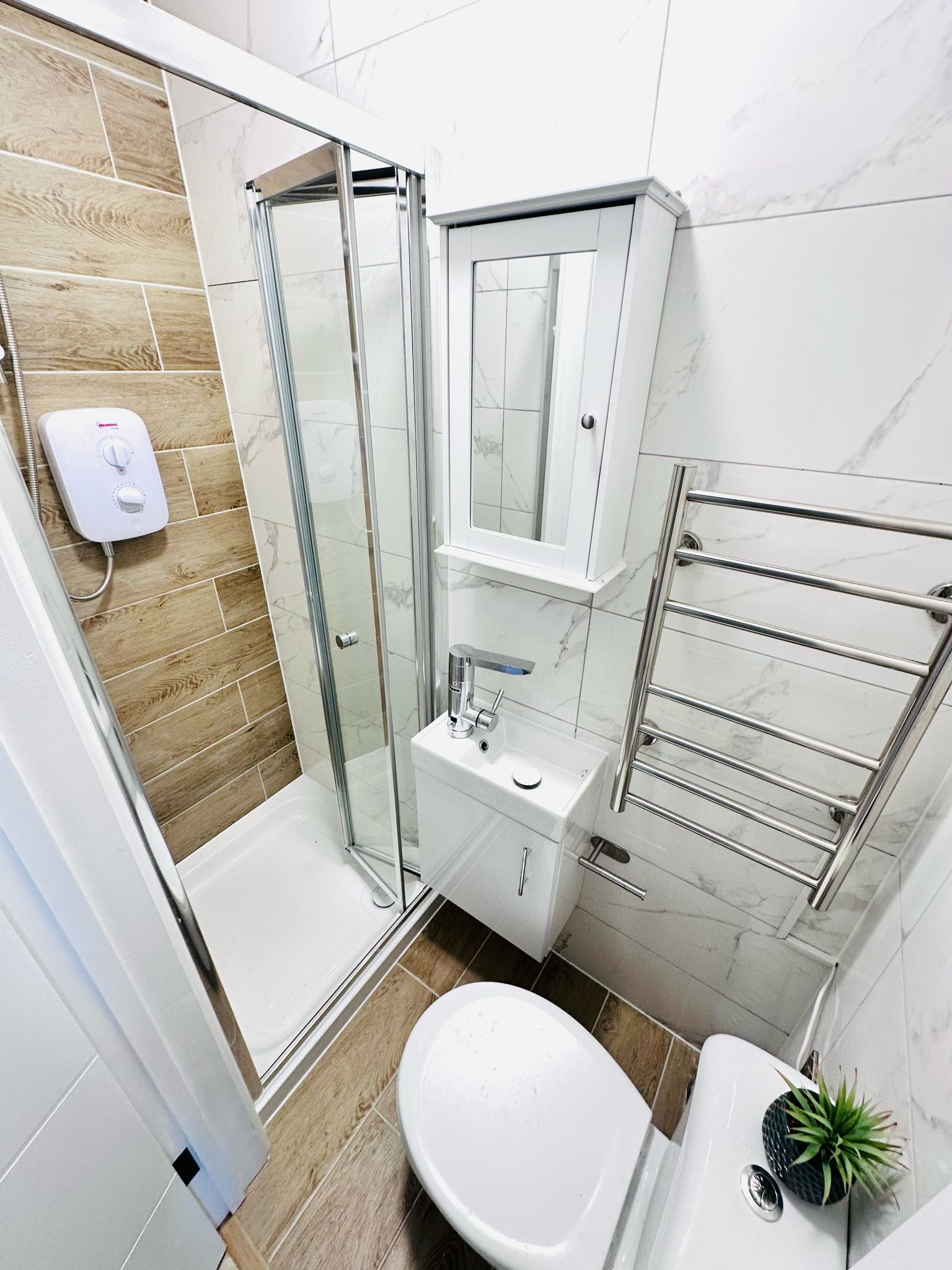 Stylish 2-Bedroom Flat in Croydon, South London CR7 6AZ 1