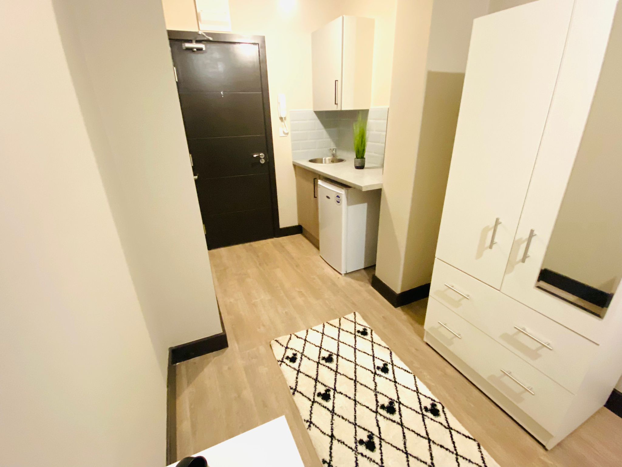 Modern Living – Studio in Flat 2, 23 Middle Road 2