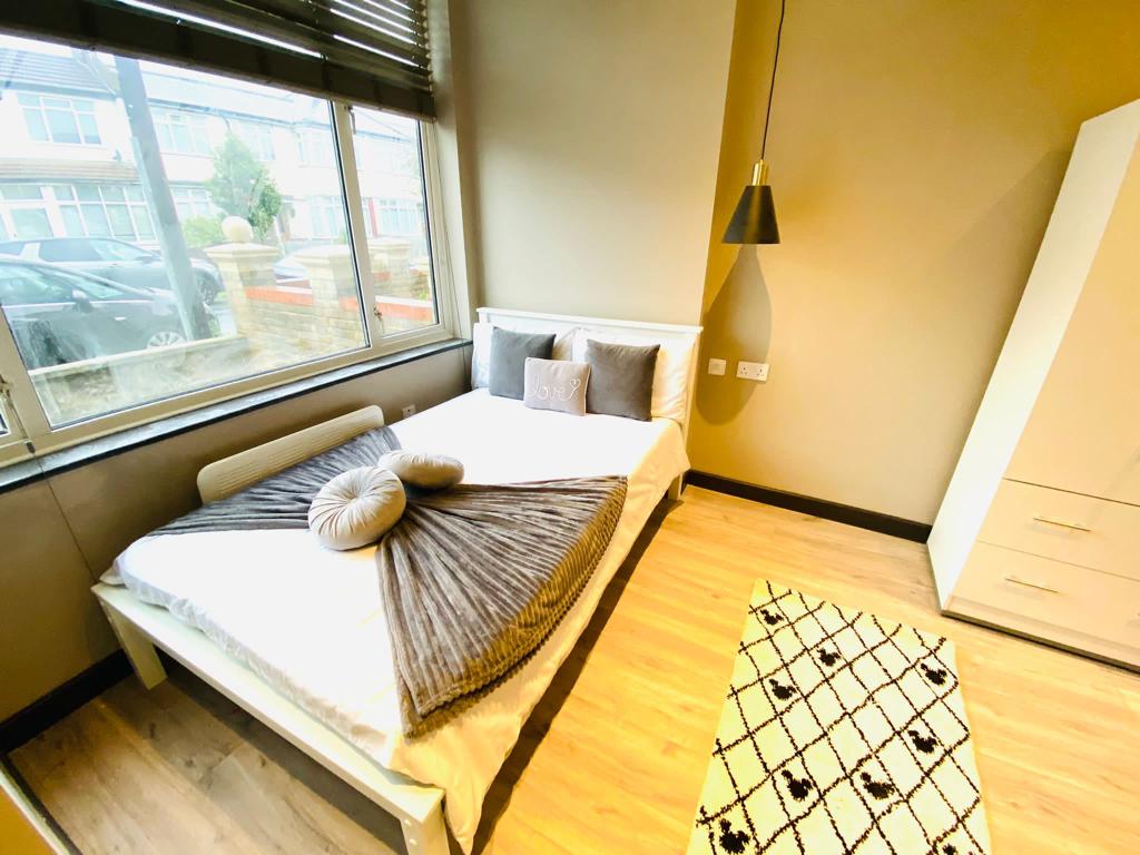 Stylish Studio Flat for Rent on Woodmansterne Road, Streatham SW16 5UX 2