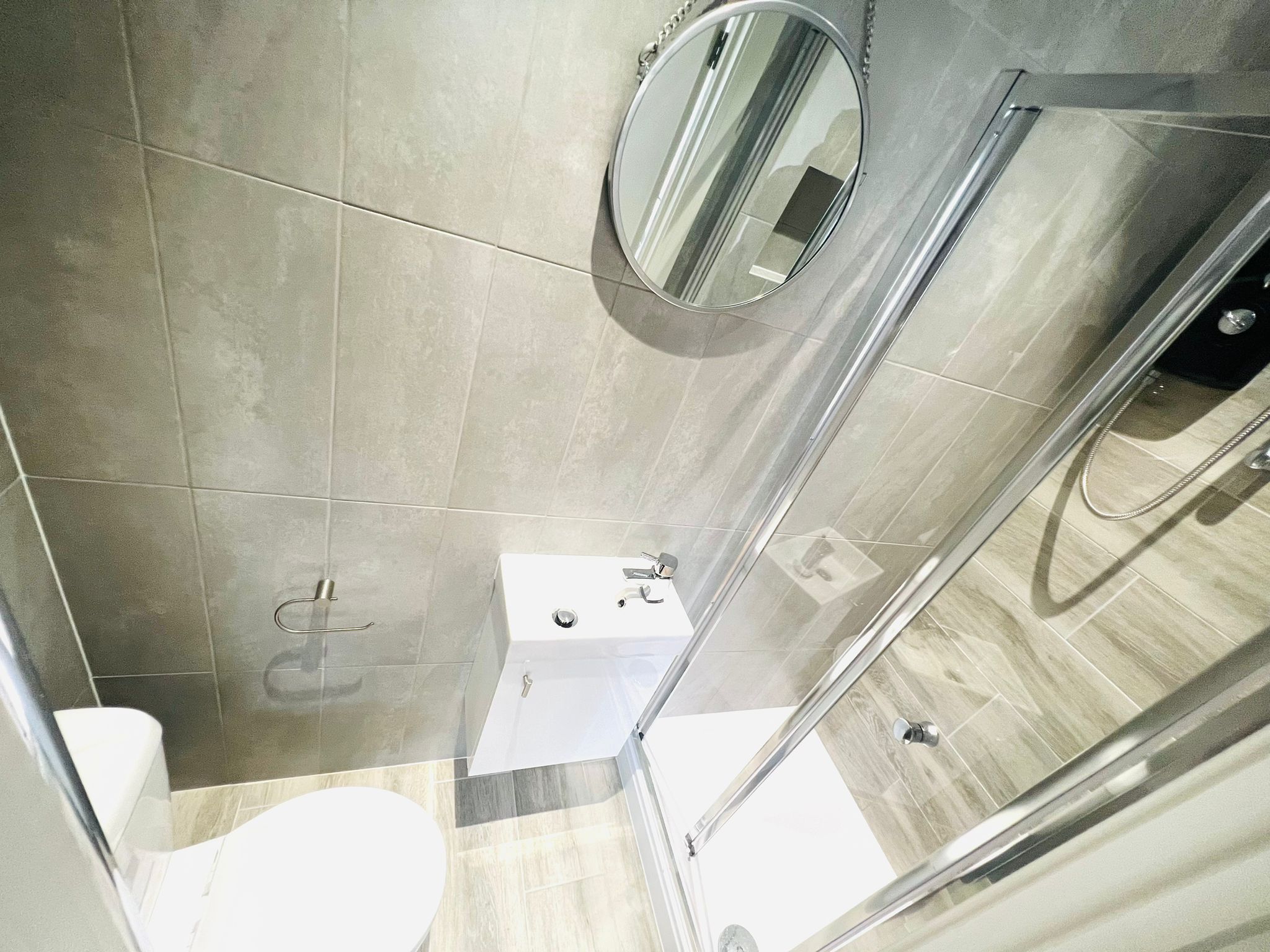 Modern Ensuite Room – Flat 1, 186 Manor Road, Mitcham, CR4 1JF 2