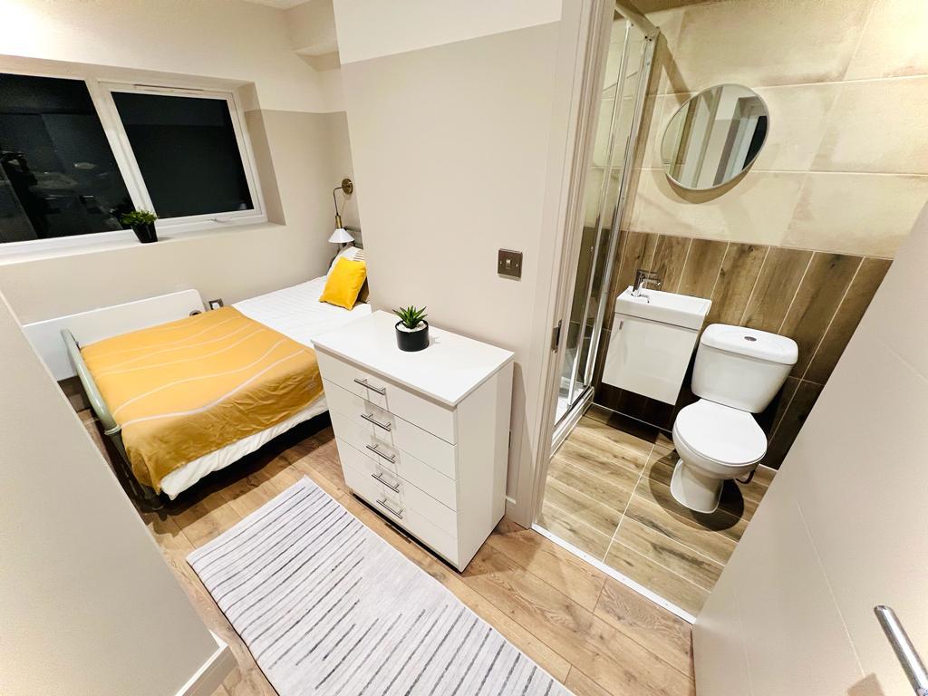 Stylish Ensuite Living – Flat 3B, 330 Kingston Road, Wimbledon, SW20 8LR 1