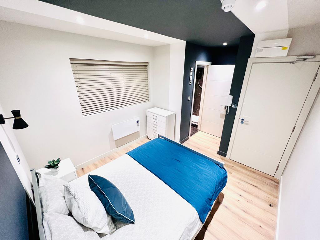 Modern Ensuite for Rent in Mitcham, South London CR4 1JU