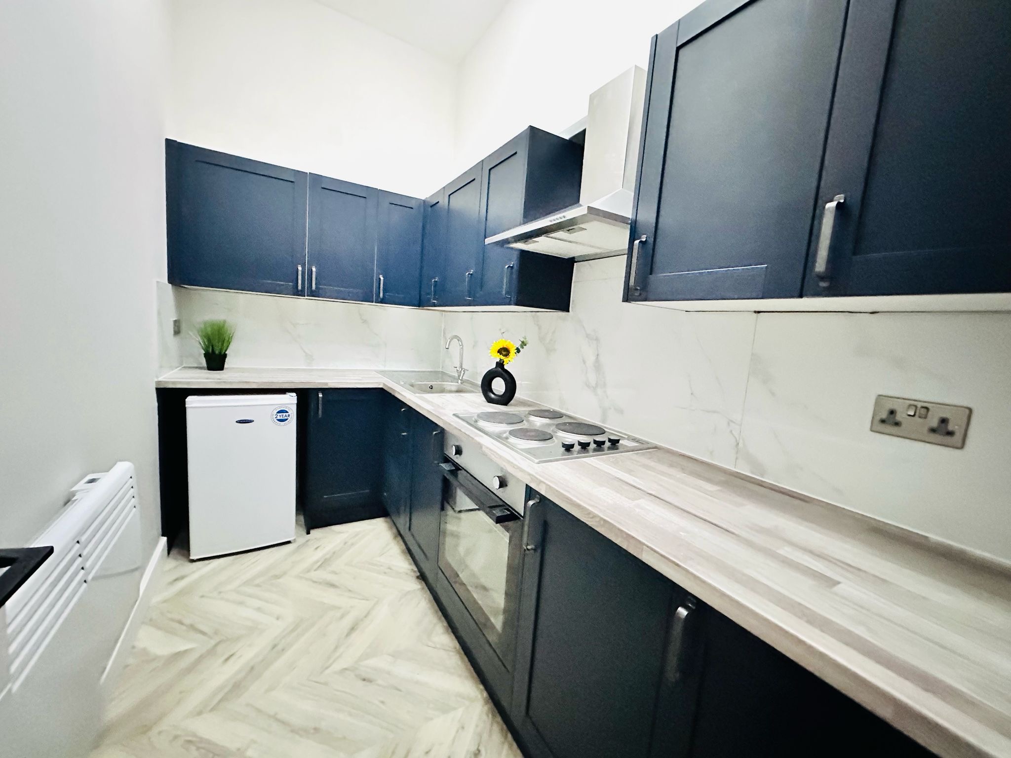 Modern 2-Bedroom Flat Available in Croydon, South London CR7 6AZ 1