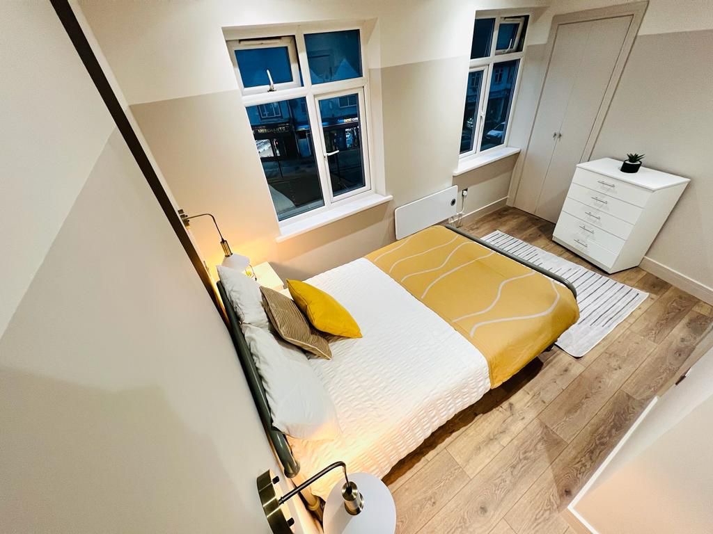 Stylish Ensuite Living – Flat 4A, 330 Kingston Road, Wimbledon, SW20 8LR 1