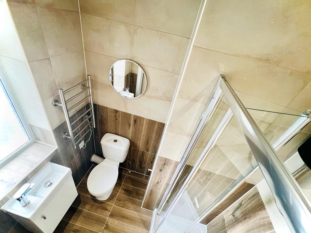 Comfortable Ensuite Living – Flat 5A, 330 Kingston Road, Wimbledon, SW20 8LR 1