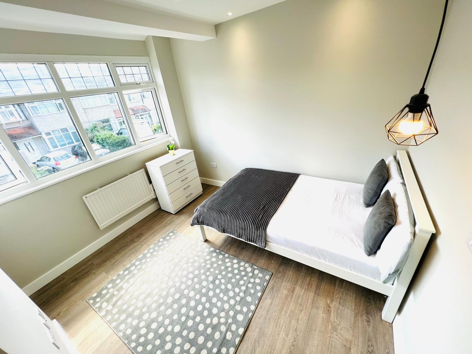 Modern Ensuite for Rent in Mitcham, South London CR4 1JD