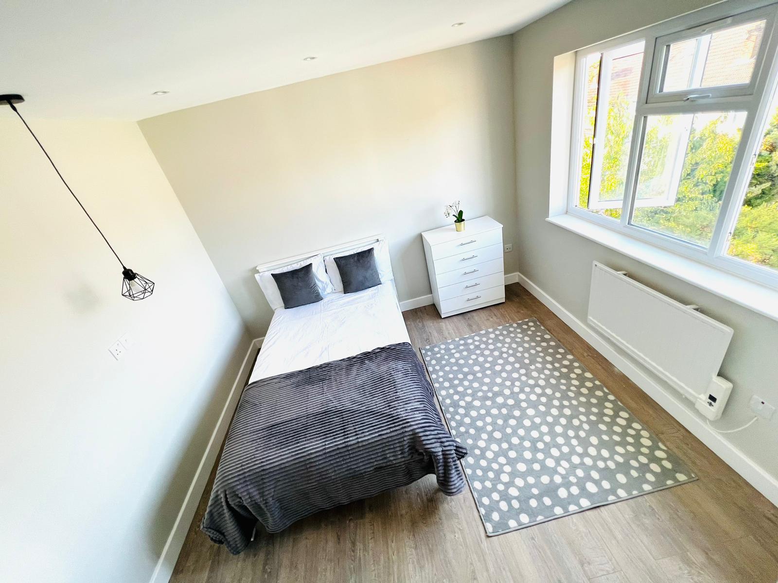 Contemporary Ensuite for Rent in Mitcham, South London CR4 1JD