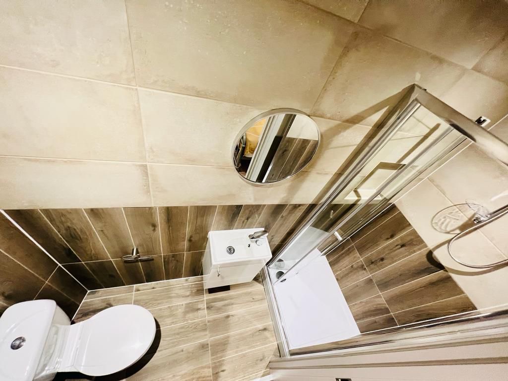 Stylish Ensuite Living – Flat 4A, 330 Kingston Road, Wimbledon, SW20 8LR 2