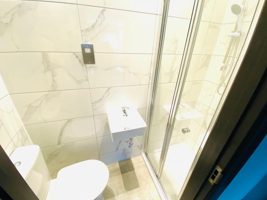 Ensuite Flat for Rent on Woodmansterne Road, Streatham SW16 5UX 2