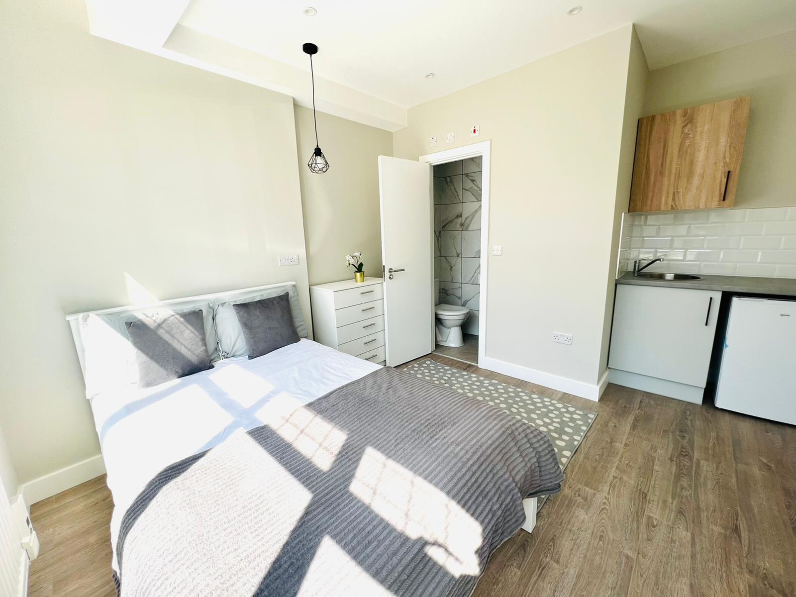 Ensuite for Rent in Mitcham, South London CR4 1EF